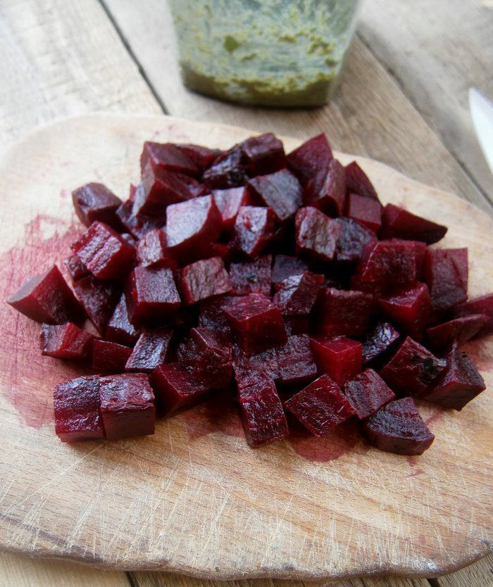 Салат из запеченной свеклы с песто из руколы и грецких орехов