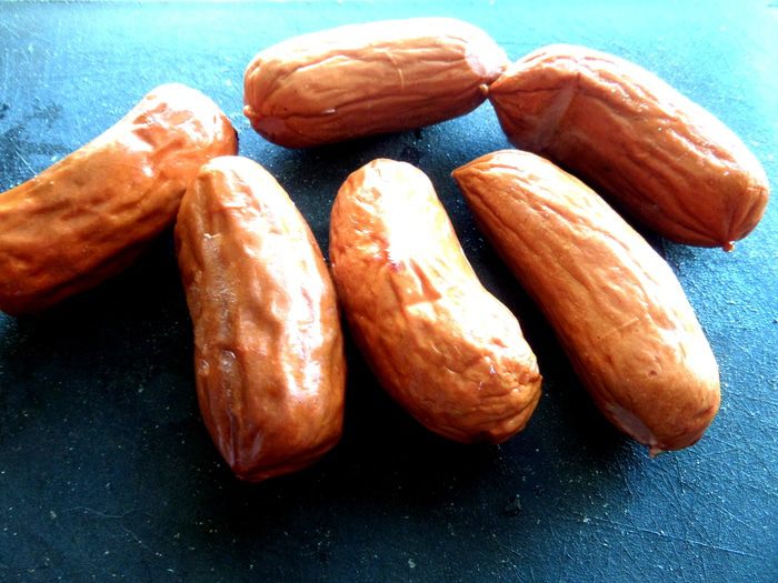 Баварские колбаски с итальянской пастой под сырным штрейзелем