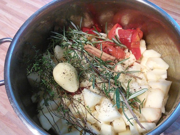 Домашний томатно-яблочный кетчуп со свежими пряными травами