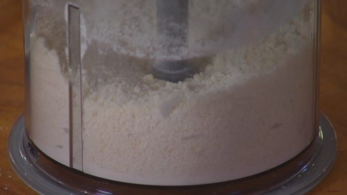 Крамбл с ревенем, грушей и марципаном 