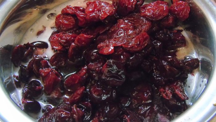 Сметанный тарт с вишней и вином