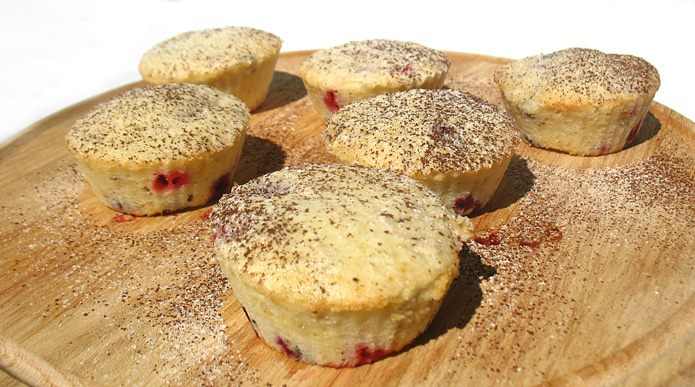 Воздушные кексы со смородиной