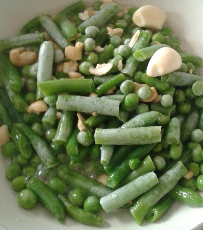 Теплый салат из тыквы с красным луком и фасолью