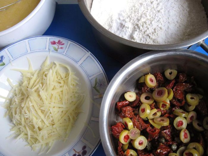 Кекс закусочный с вялеными помидорами, оливками и шпинатом