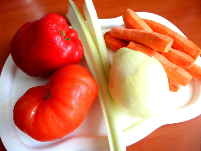 Печень в горшочке в сметанно-томатном соусе с овощами