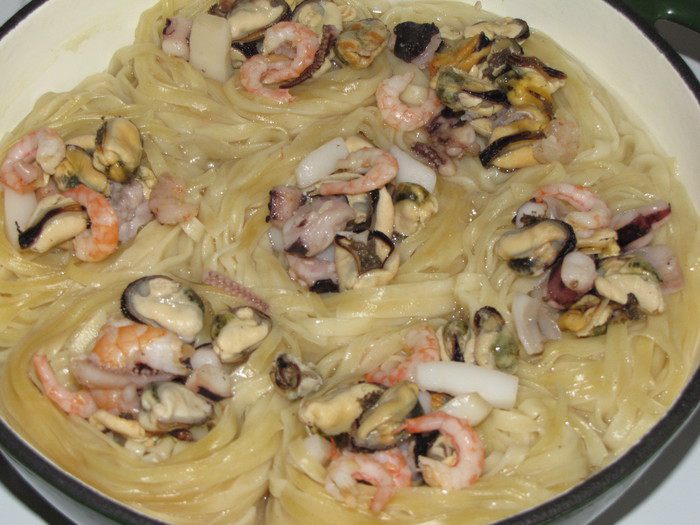 Морское ассорти в &amp;quot;гнездах&amp;quot; из тальятелле