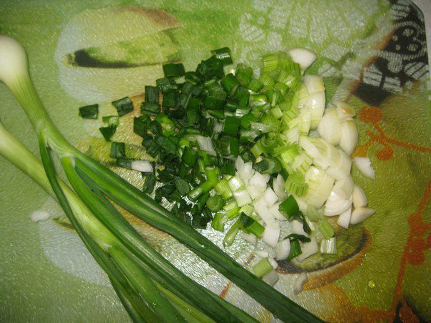 Окрошка на кефире с овощами, перепелиными яйцами и мясом
