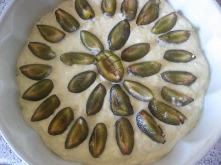 Пряный сливовый пирог с медом