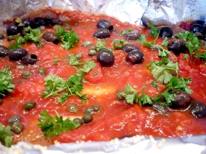 Рыбка, запеченная в томатном соусе с маслинами и каперсами