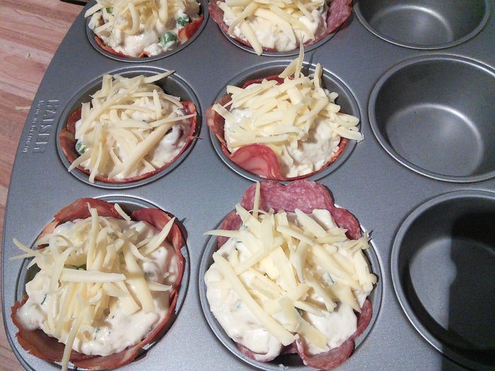 Закусочные маффины в стаканчиках из чоризо-салями