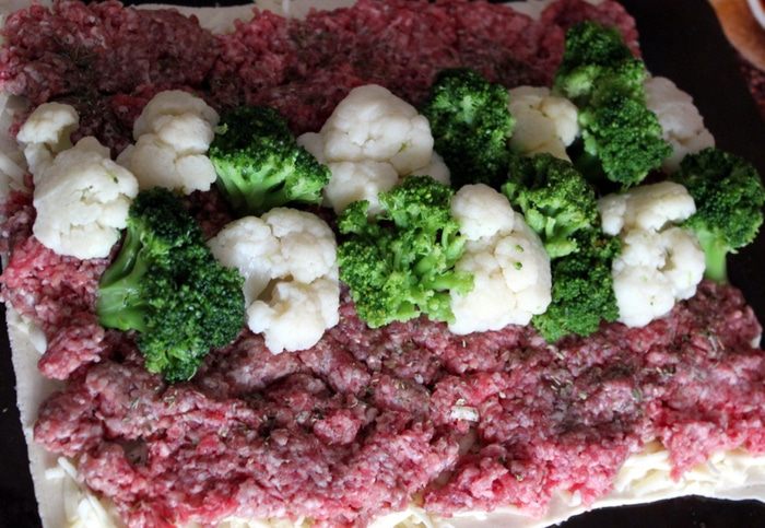 Рулет с мясным фаршем и овощами