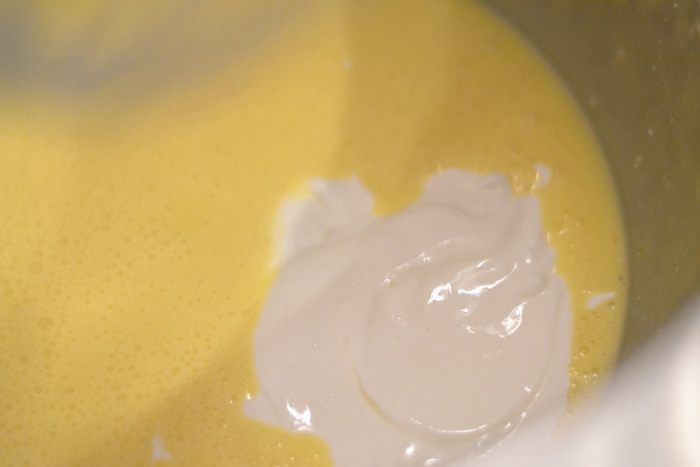 Пушистый ванильный кекс с миндалем и кусочками шоколада