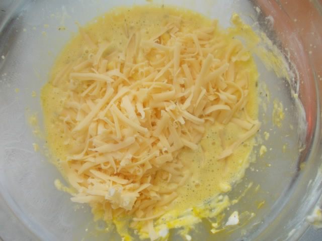 Киш с семгой, двумя видами сыра и прованскими травками