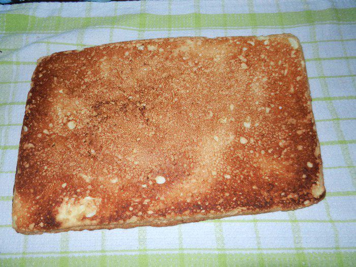 Рулет с клубникой и сливками (Cream-filled cake roll)