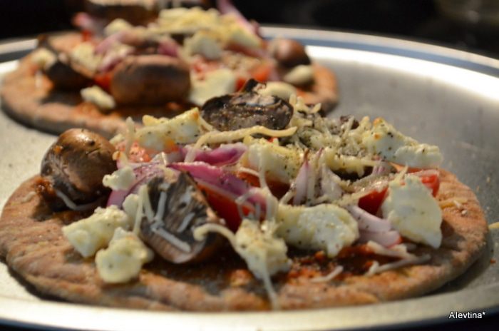 Лепешки пита с сыром Фета и грибами