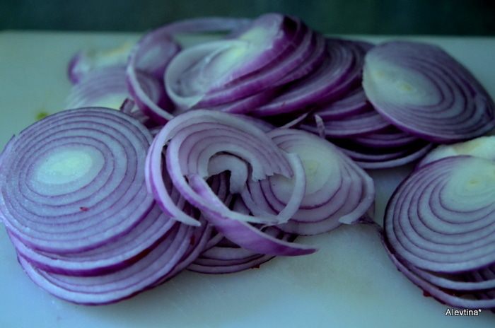 Розовый маринованный лук