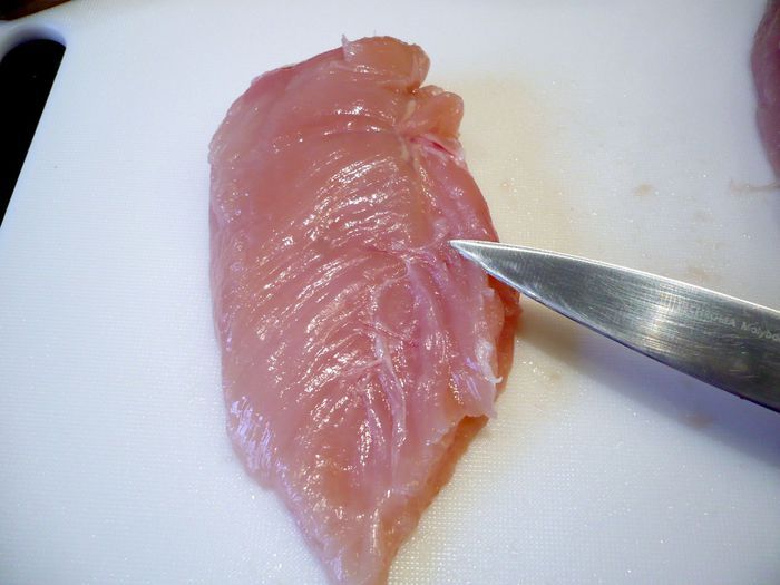 Куриное филе с чоризо, базиликом и паприкой на сливочной репе 