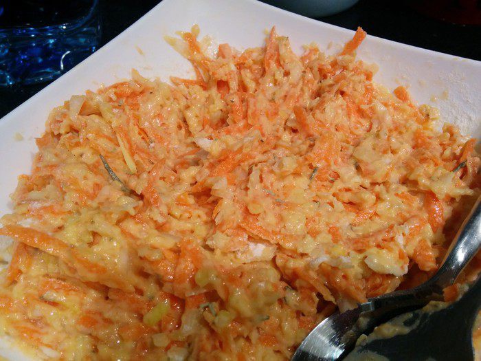 Морковно-луковые оладья с лососем