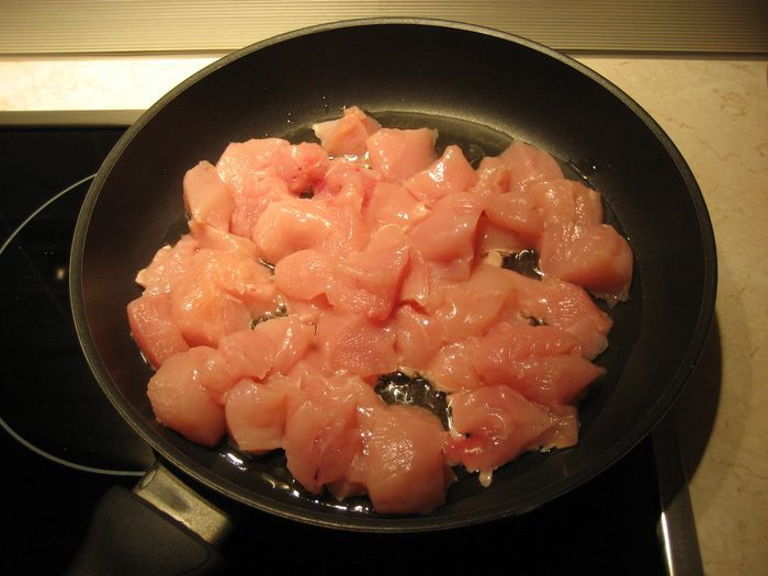 Курица с шампиньонами в сливках