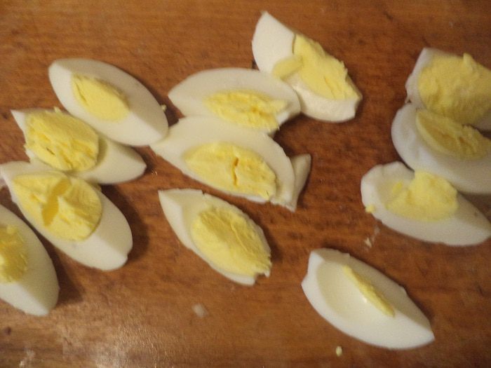 Салат из авокадо, копченой рыбки и бекона