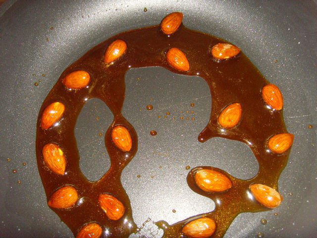 Персиковый парфе с крокантом из миндаля