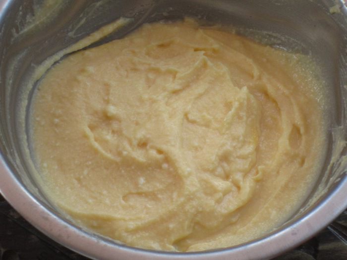 Обсыпной сливовый пирог с творожной начинкой