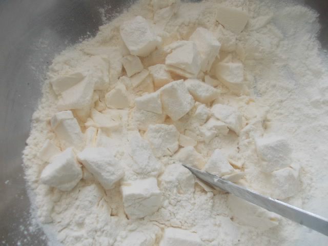 Киш с семгой, двумя видами сыра и прованскими травками