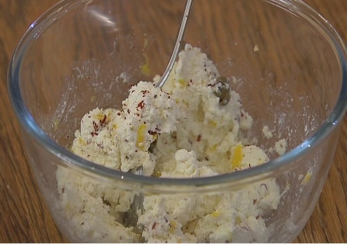 Груши, начиненные творогом и каперсами 