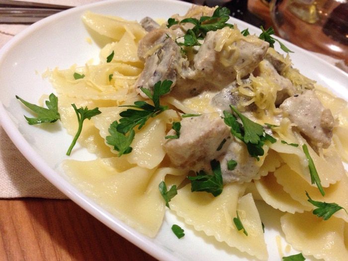 Фарфалле с индейкой и грибами