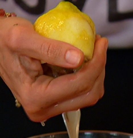 Бараньи ребрышки с баклажанным пюре и помидорами