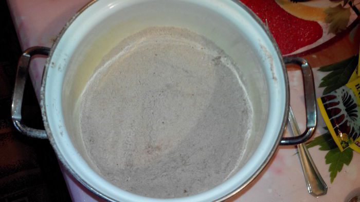 Шоколадные маффины с малиной