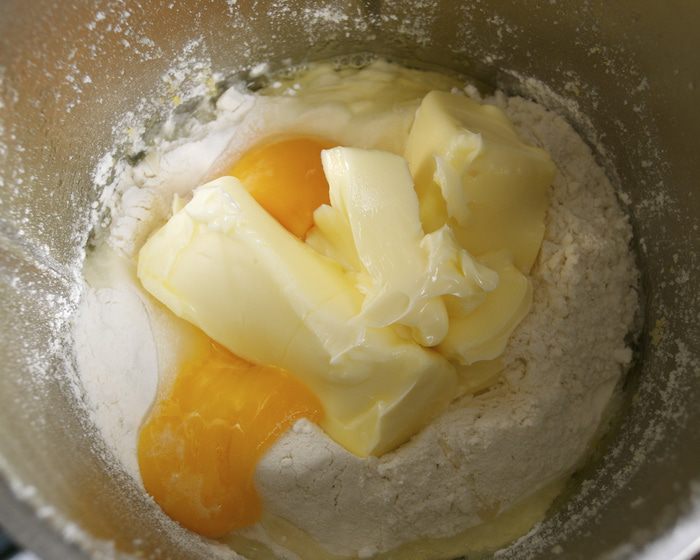 Тарт с лимонным кремом и фисташками