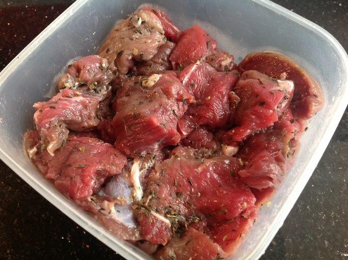 Говядина тушеная с овощами в горшочке