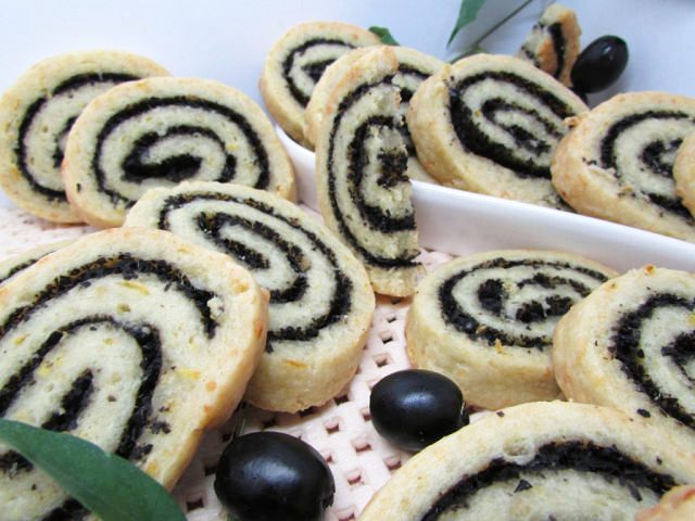 Сырное печенье с маслинами и ароматом лимона