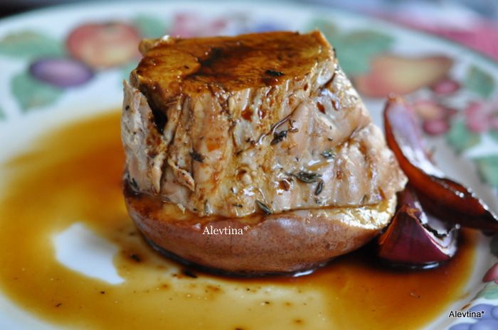 Свиная вырезка с грушами и глазурью