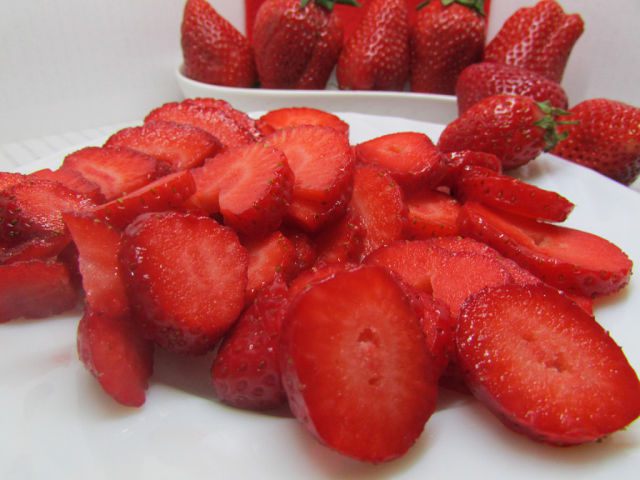 Клубнично-лимонный холодный суп с нежными клецками