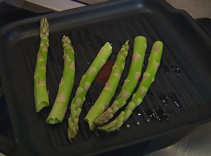 Гамбургеры с горгонзолой и спаржей 