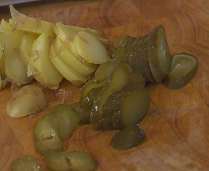 Салат из рыбы, картофеля и свеклы 