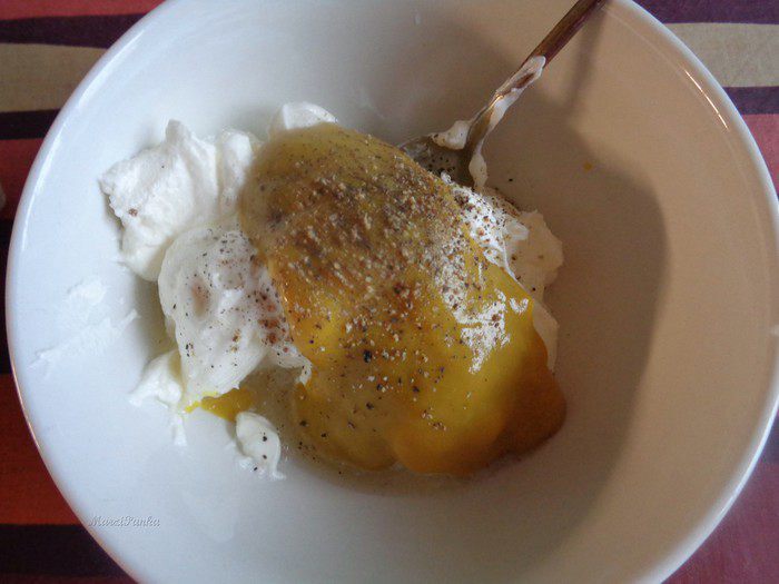 Лососевый крамбль под сметанно-укропным соусом