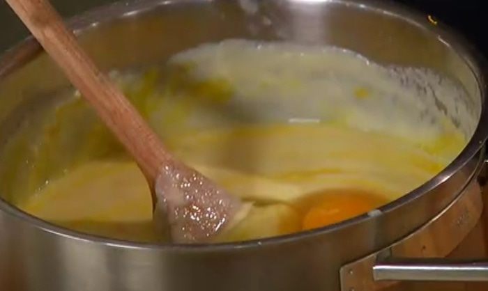 Манный пудинг с пряным апельсиновым сиропом 