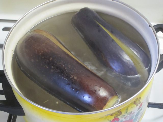 Маринованые баклажаны с орехами и сельдереем