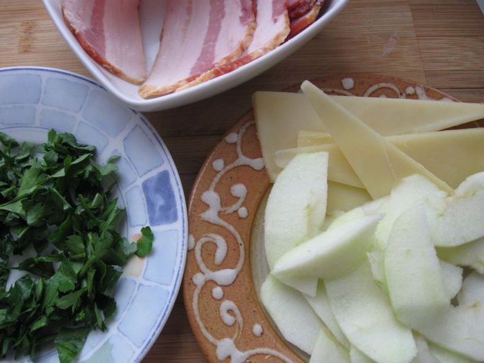 Куриное филе, фаршированное зеленым яблоком и грибами    