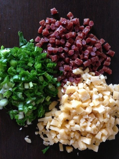 Закусочные кексы на сыворотке с сыром и охотничьими колбасками