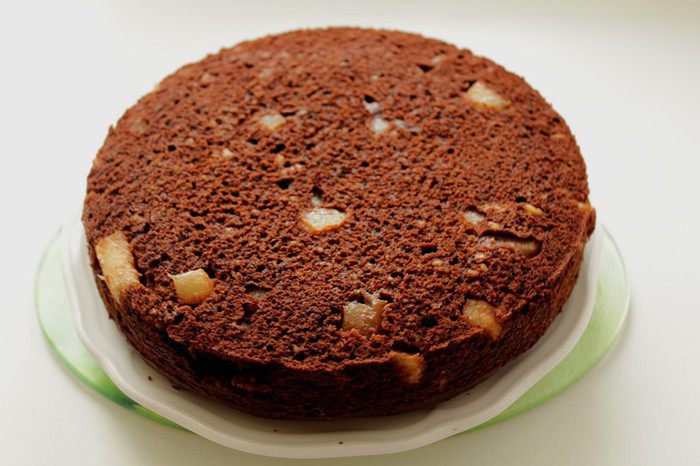 Шоколадный пирог с грушами и орехами