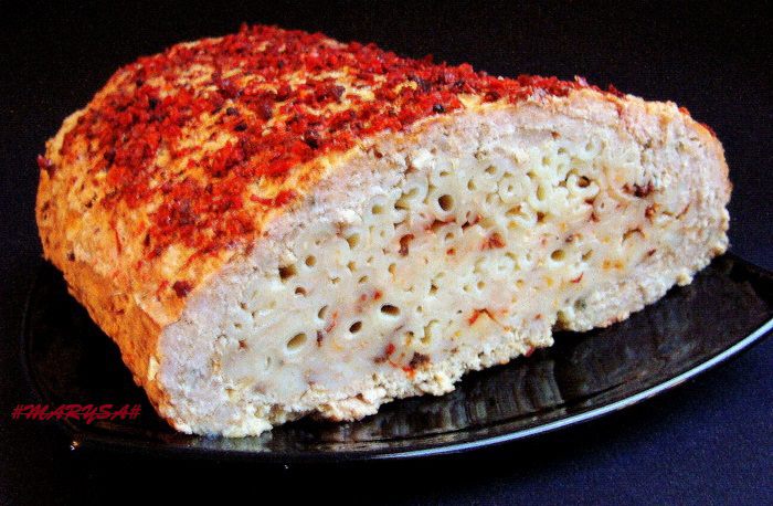 Мясной рулет с маккерончини, сыром и паприкой 