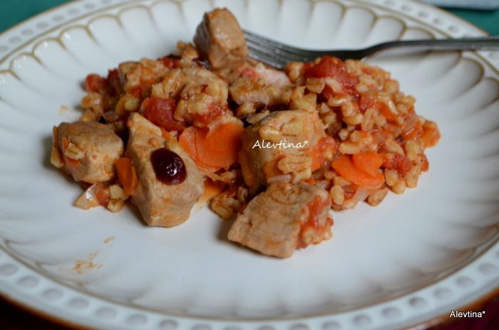 Свиное рагу с перловкой и клюквой