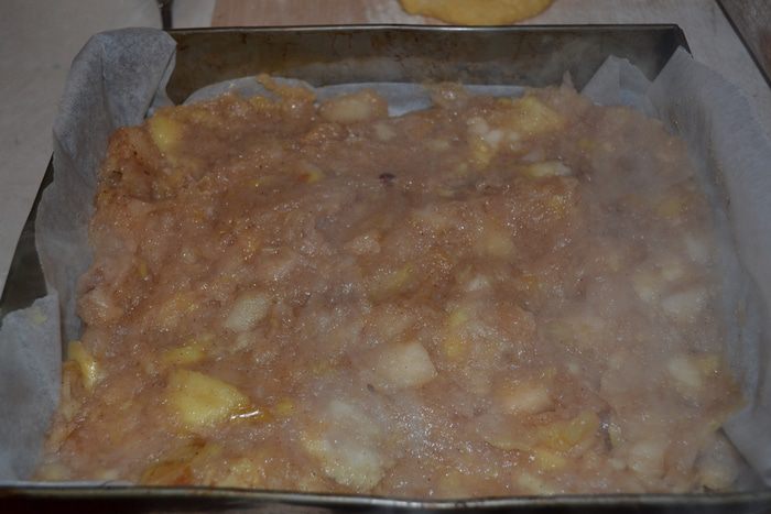 Яблочная шарлотка под двухцветным бисквитом