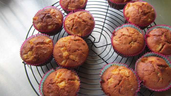 Маффины с абрикосами, орехами пекан и коричной помадкой