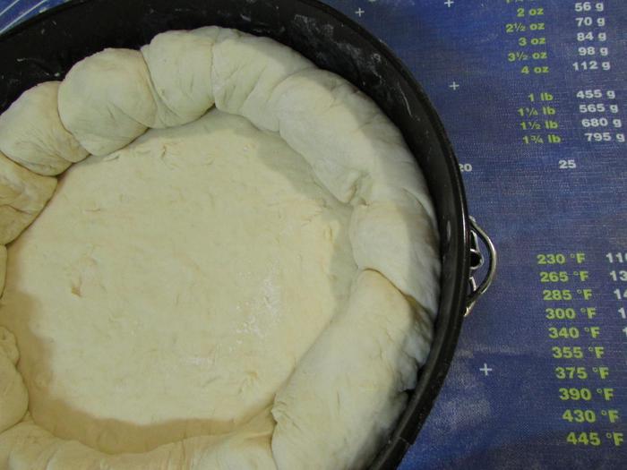 Открытый пирог с сыром и курицей