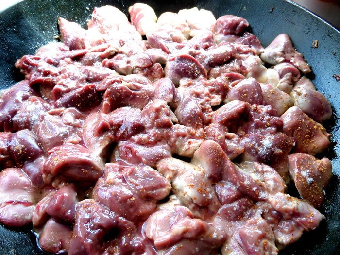 Печень в горшочке в сметанно-томатном соусе с овощами